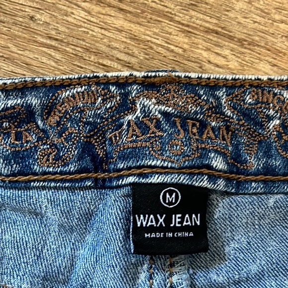 Woman shorts - Picture 3 of 4